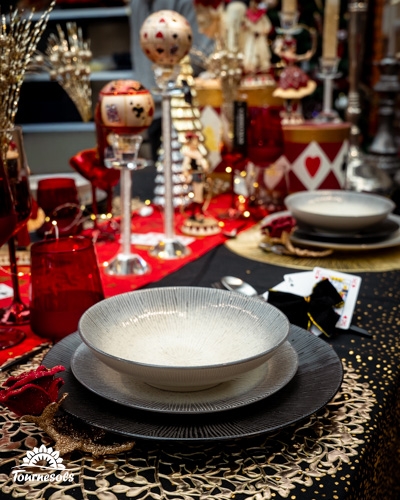 Table luxueusement décorée avec vaisselle et ornements baroques.